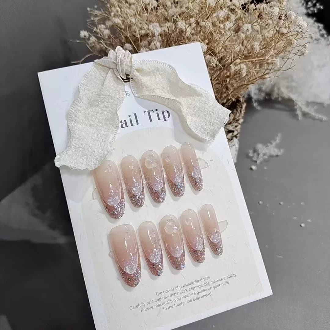 Μακριά Οβάλ Τεχνητά Νύχια με Σχεδιασμό Glitter Halo