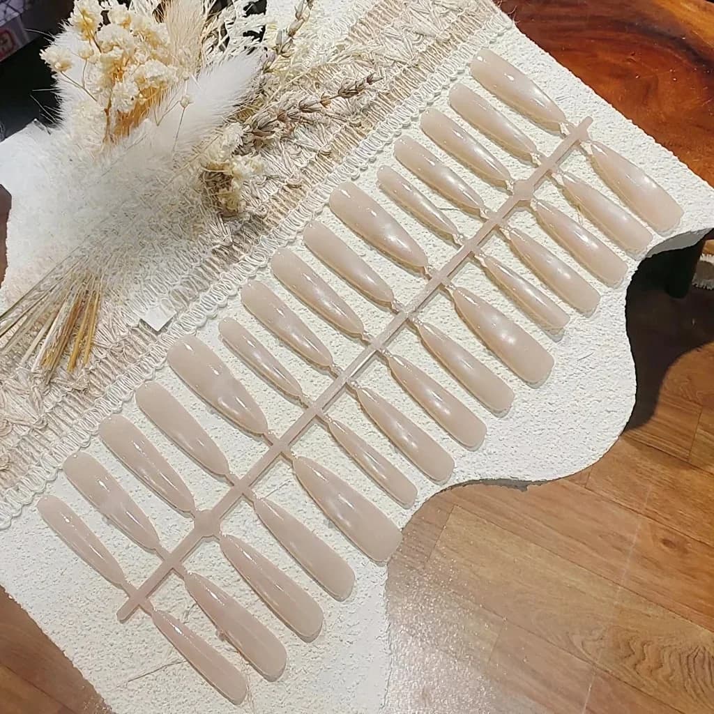 Τεχνητά Νύχια Nude με Χρυσό Γκλίτερ, Εφέ Cat Eye και Γυάλινες Πέρλες