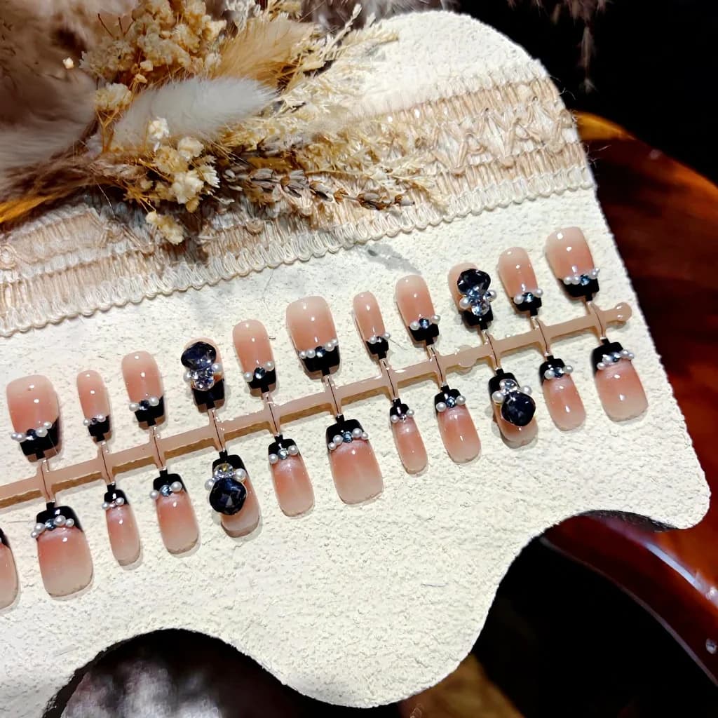 Μαύρα Τεχνητά Νύχια Cat Eye με Πέρλες και Στρας