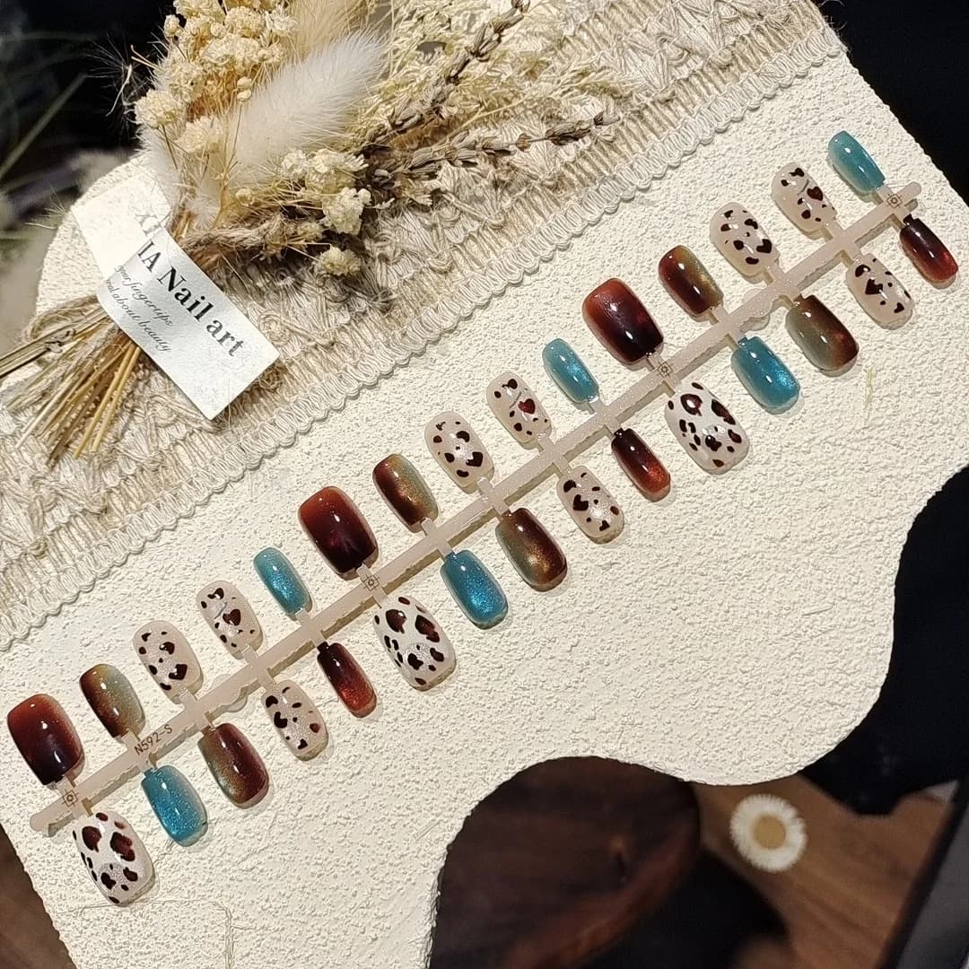 Κοντά Τεχνητά Νύχια Ballerina με Leopard Print Cat Eye και Γκλίτερ