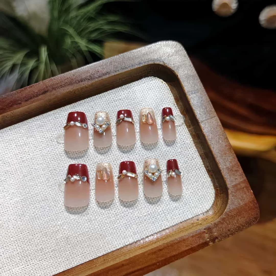 Τεχνητά Νύχια Red Pearl Κοντά Coffin French Tip με Glitter