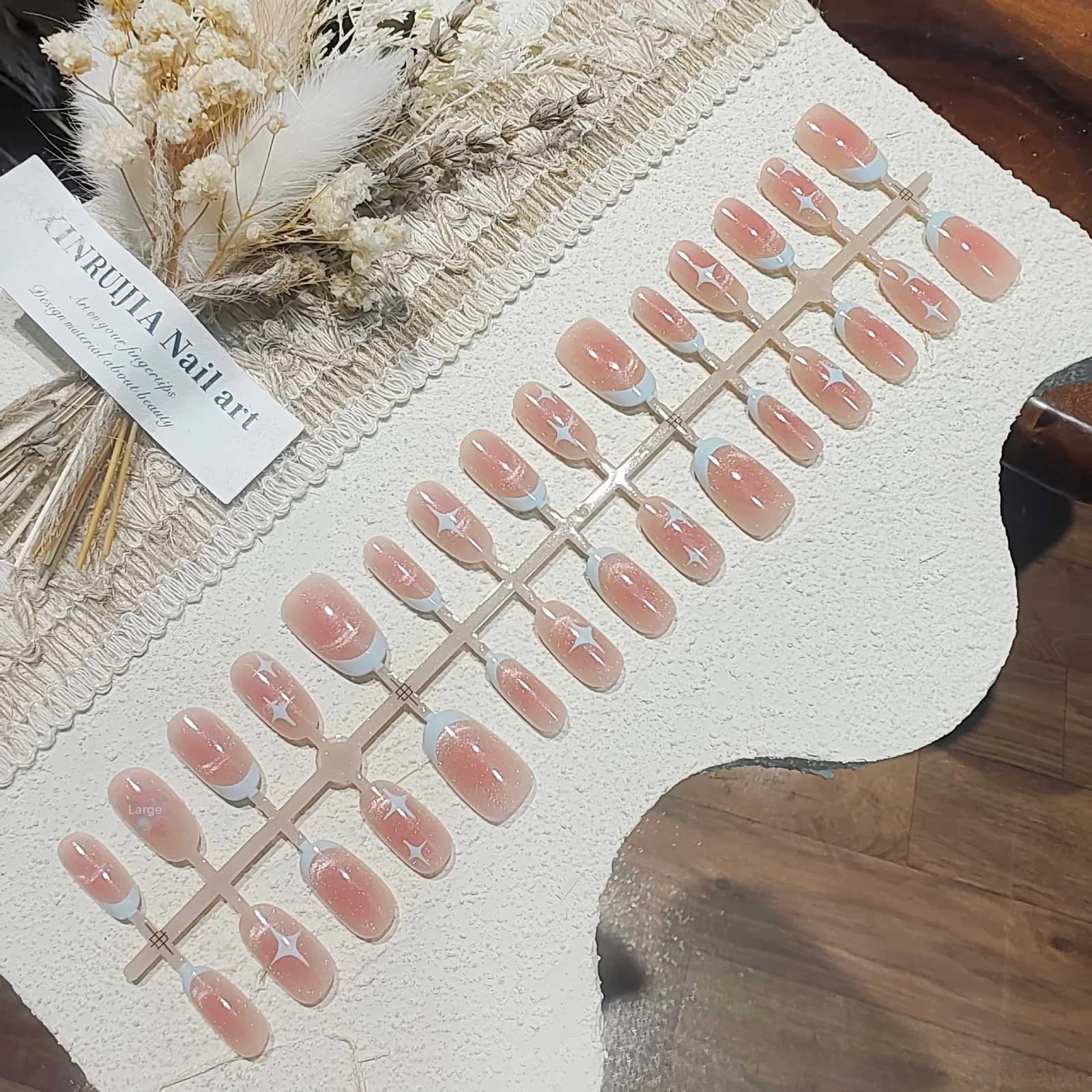 Κοντά Οβάλ Κολλητά Νύχια Cat Eye με Ροζ Σχεδιασμό Έναστρου Ουρανού