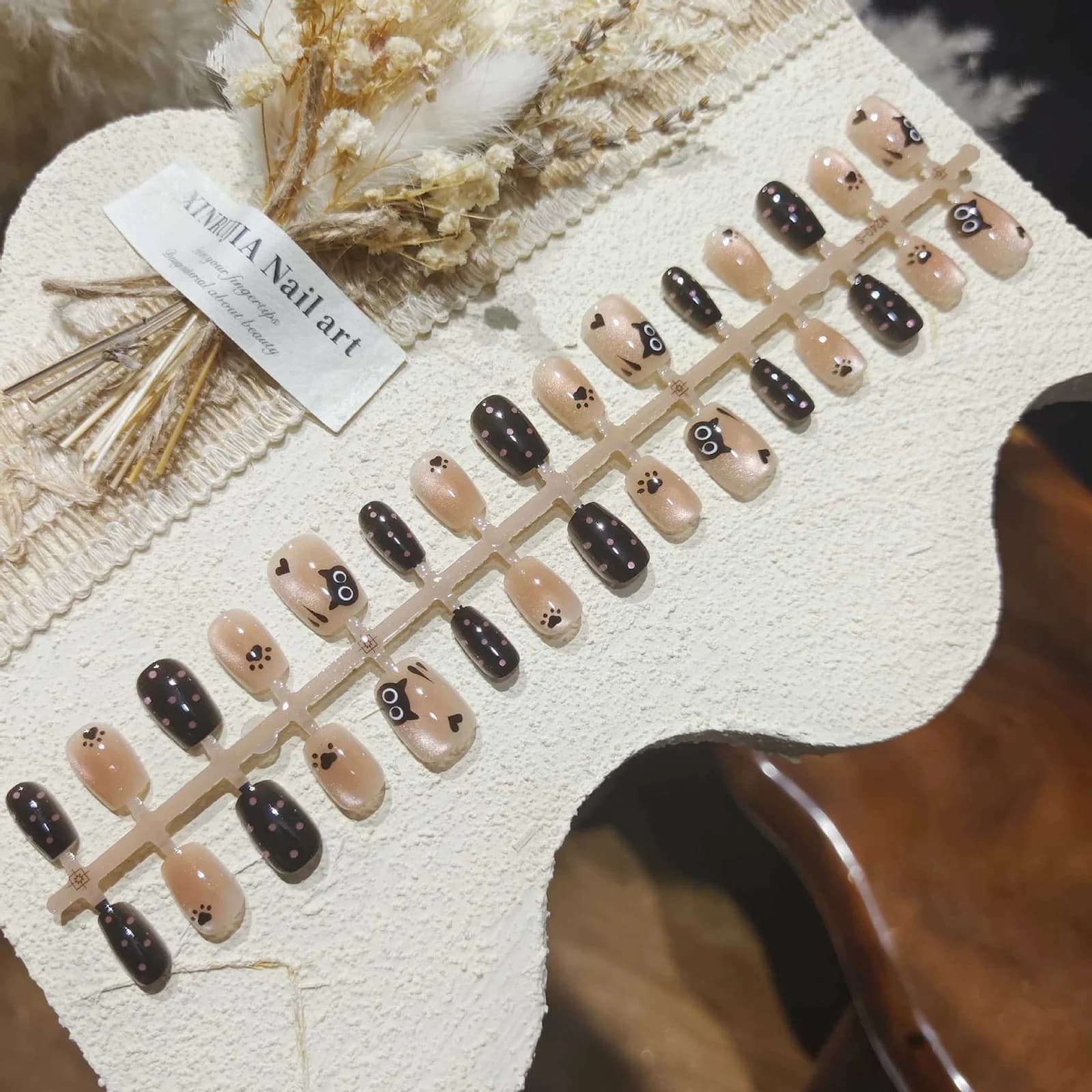 Μαύρα Τεχνητά Νύχια Cat Eye, Κοντό Σχήμα Ballerina με Γυάλινες Χάντρες