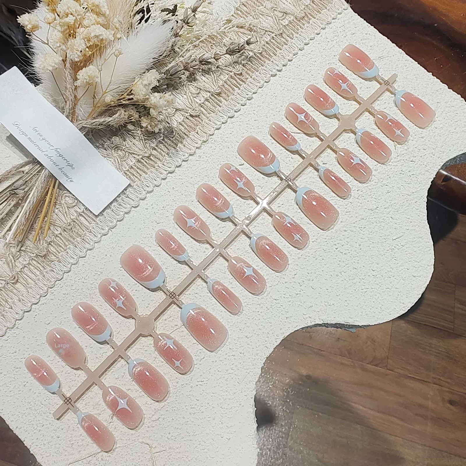 Κοντά Οβάλ Κολλητά Νύχια Cat Eye με Ροζ Σχεδιασμό Έναστρου Ουρανού