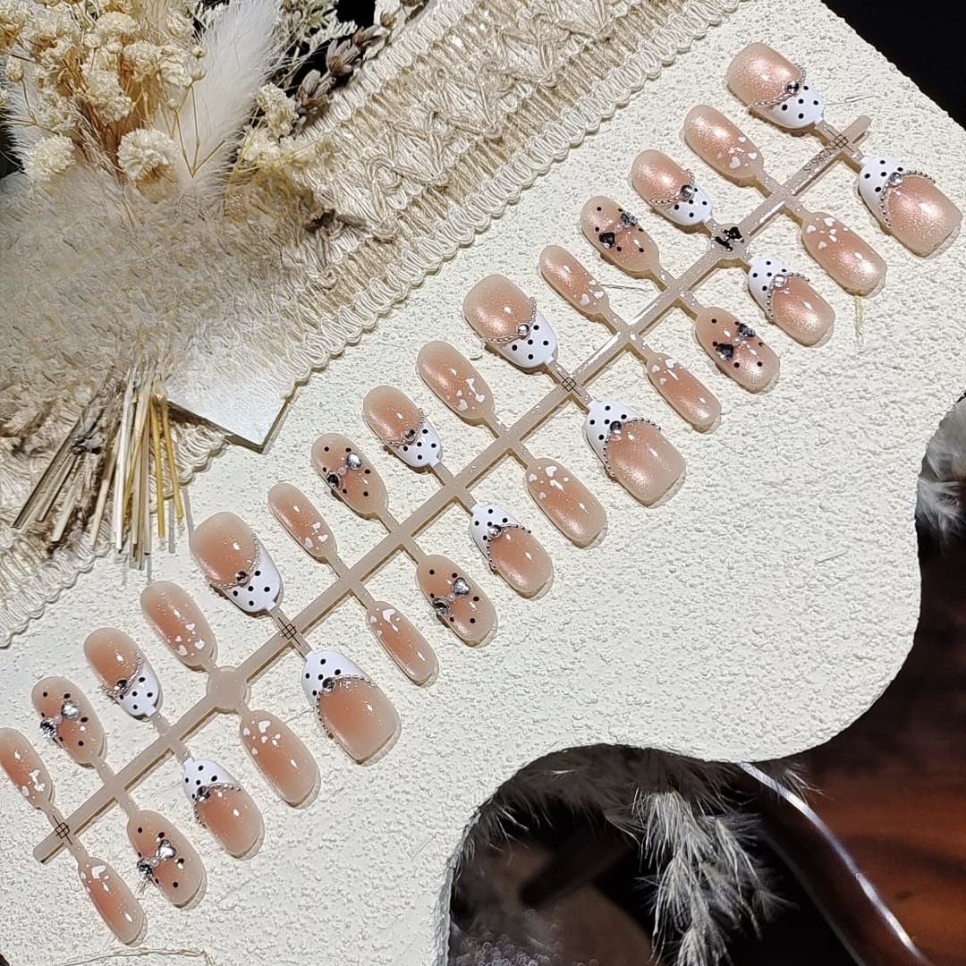 Κοντά Οβάλ Νύχια Press-On με Πολκα Ντότ, Πέρλες και Cat Eye Glitter